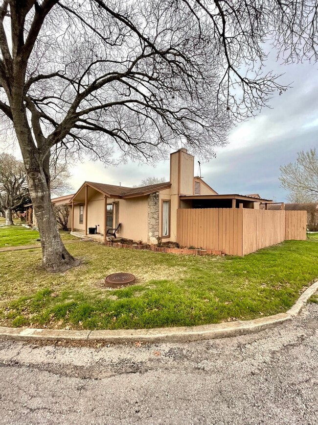 Building Photo - 1051 Country Club Dr