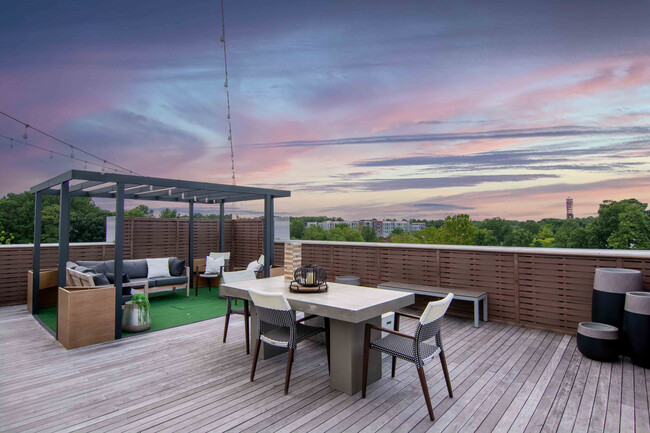 Building Photo - Innslake Place Rental