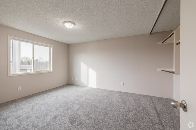 2BR, 1BA - 818SF - Primary Bedroom