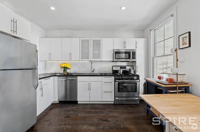 Building Photo - 2 bedroom in Long Island City NY 11101 Rental