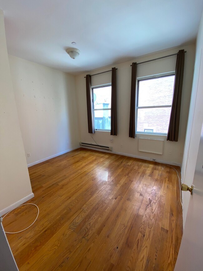 Dormitorio 1 con dos ventanas - 250 3rd Ave Unidad 2