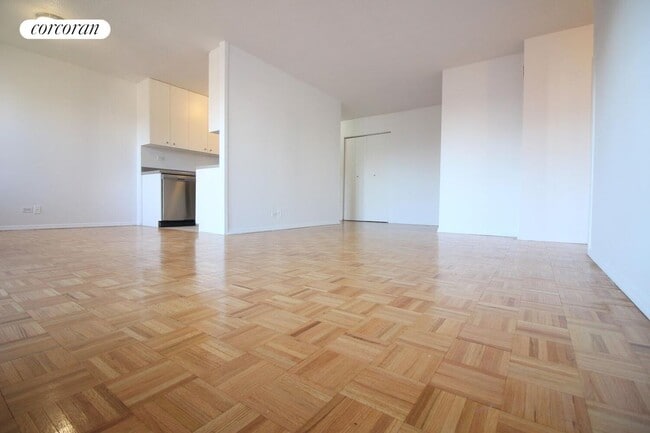 Building Photo - 175 W 90th St