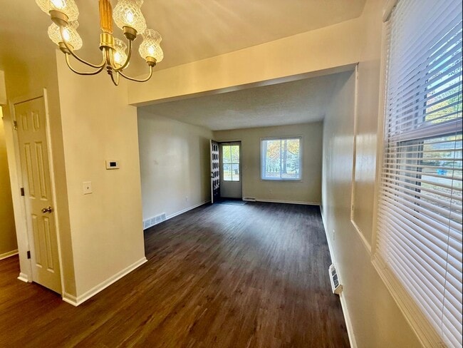 Photo - 2 Bedroom Duplex In Wyoming Available December 1st Unidad 3716 Groveland