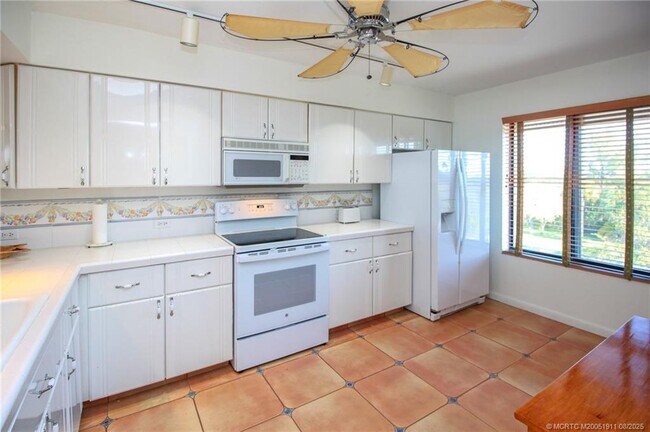 Photo - 4540 NE Sandpebble Trce Unit 406