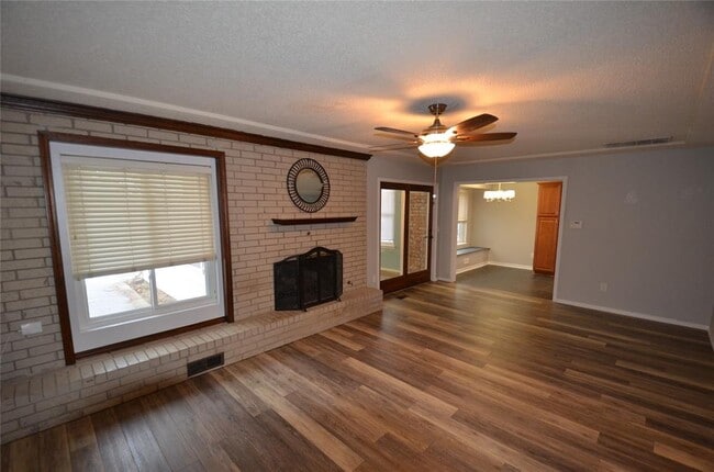 Photo - 1212 Val Genes Rd