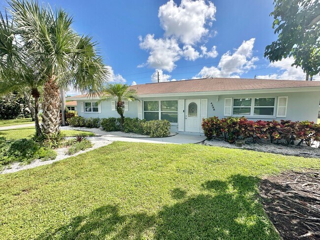 Building Photo - ** CENTRAL NAPLES **4 BED / 2 BATH ** POOL... Rental