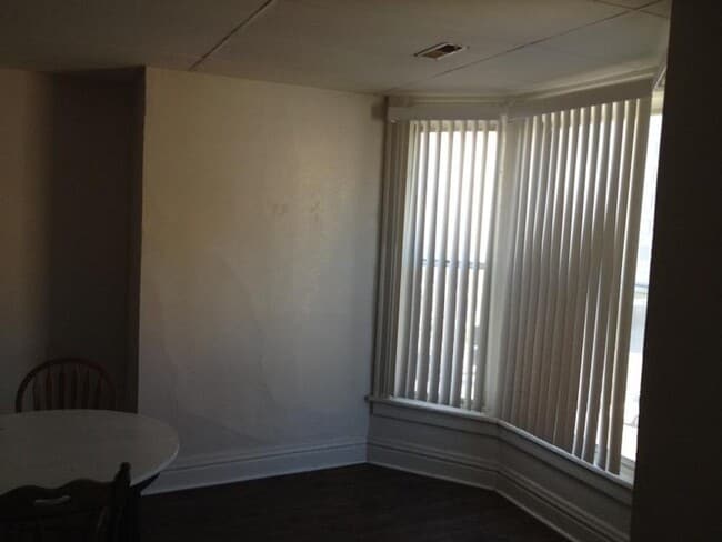 Building Photo - Small Affordable Downtown Davenport Studio Unit Apt #7