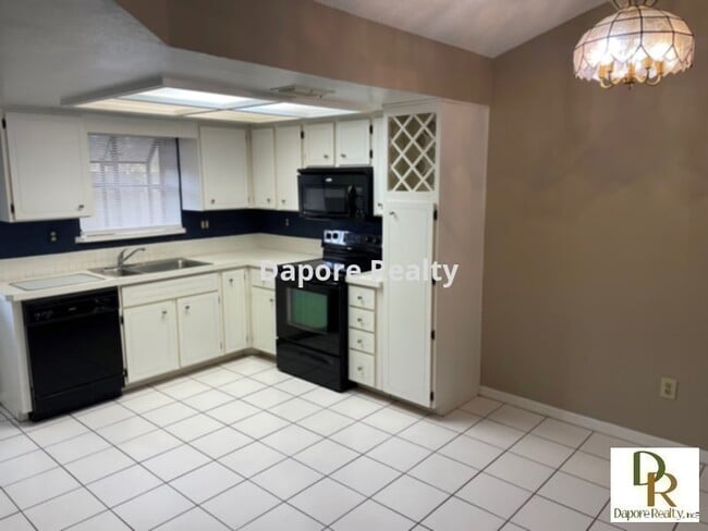 2 Bedroom w/ Fireplace- Water & Lawn C... - 2 Bedroom w/ Fireplace- Water & Lawn C...