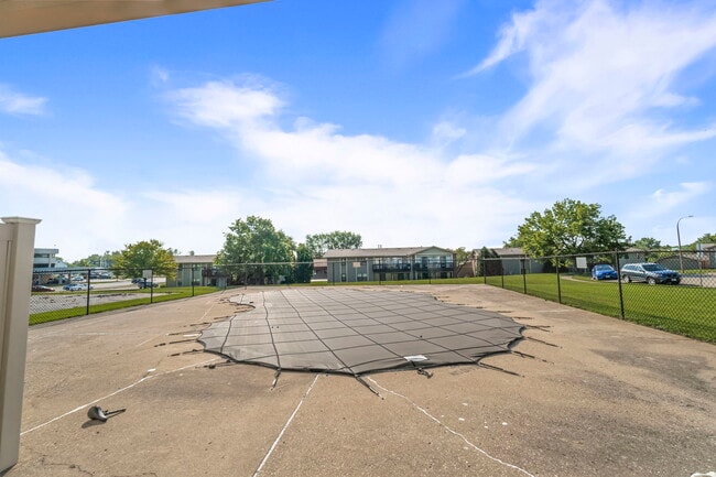 Building Photo - 5880 Rembrandt Ct Unit C