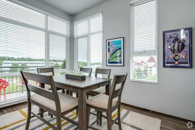 2 BR, 2 BA - 1,284SF