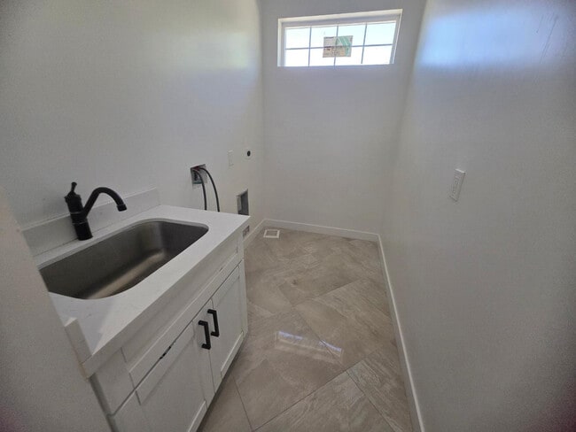 Building Photo - 13736 W Maryland Ave