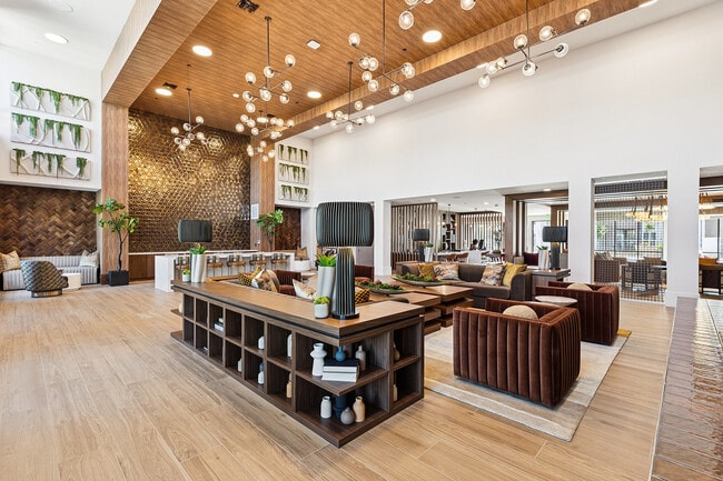 Nuestro salón club de concepto abierto es perfecto para socializar o realizar algún trabajo. - Ona