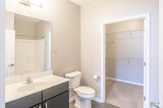 2 habitaciones, 2 baños - 1076 pies cuadrados - Baño principal - Muir Lake