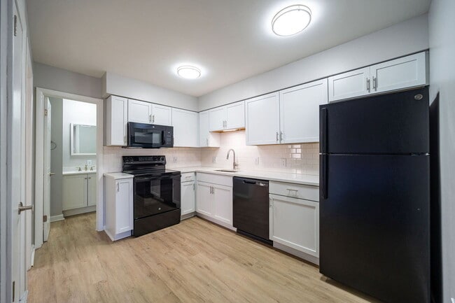 Building Photo - 651 Riverview Dr Unit 1