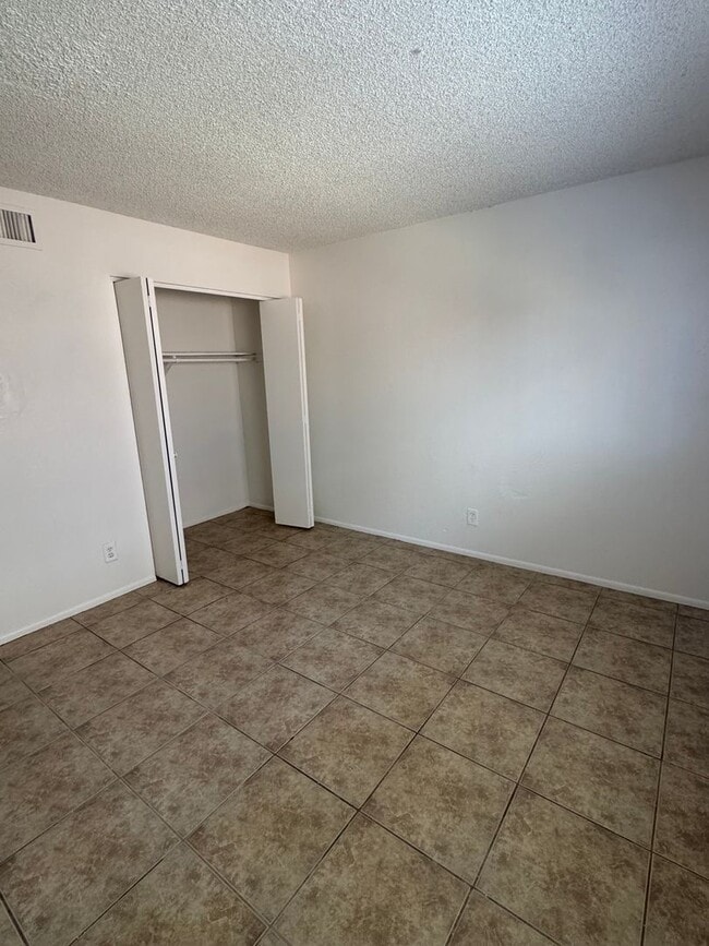 Photo - 330 W 5th Pl Unidad #2