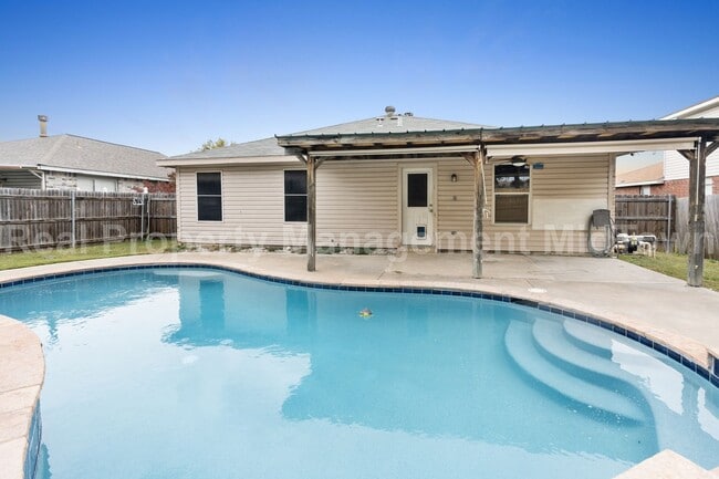 Building Photo - Beautiful 3 - Bedroom Home with pool in Ar...