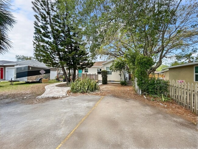 Photo - Beautifully Renovated 2 Bed/1 Bath Duplex – Move-In Ready in the Heart of Clearwater!