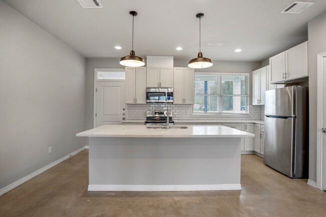 Photo - 22562 Buchanan St