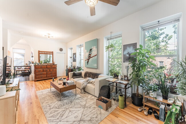 Building Photo - 2732 W Chicago Ave Unit 2R Rental