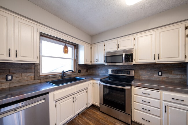 Photo - 1705 Slater Ln