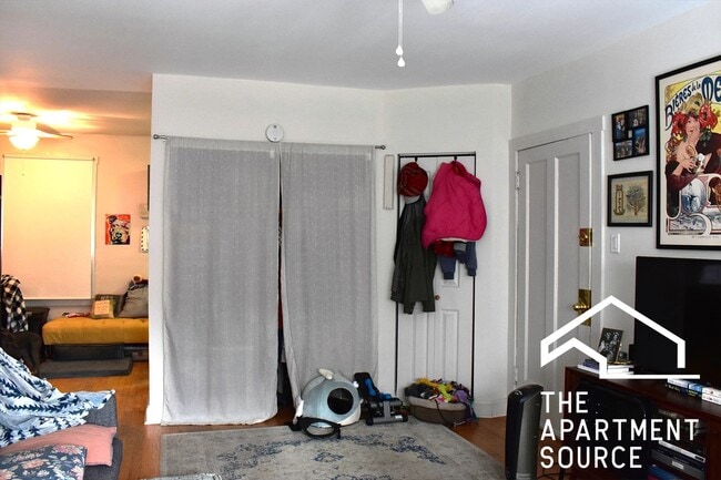 Photo - 3843 N Greenview Ave Unit 1