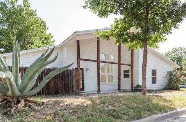 Building Photo - 5500 Duval St