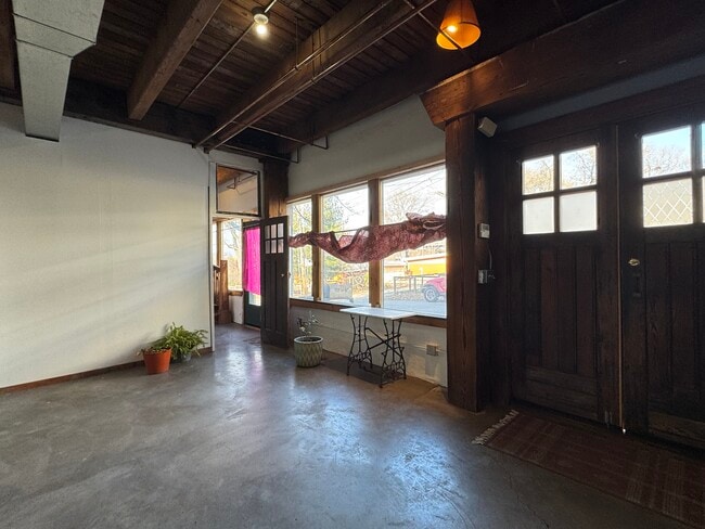 Building Photo - 915 W 16th St Unit 1