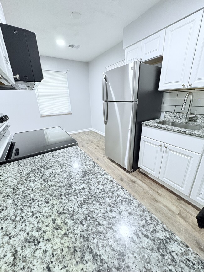 Building Photo - Freedom #3 Unit 3