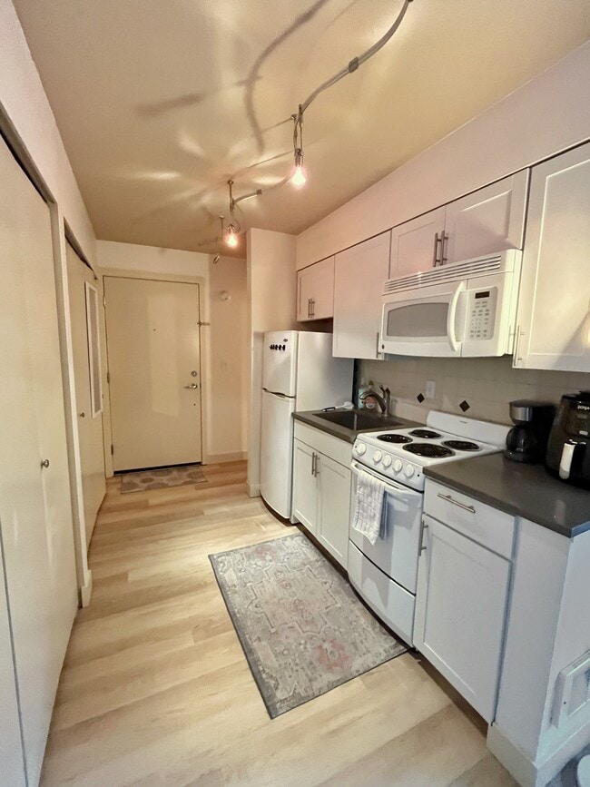 Building Photo - 905 Cherry St Unit 206