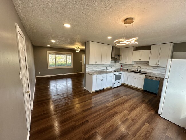 Building Photo - 4927 W Southern Ave