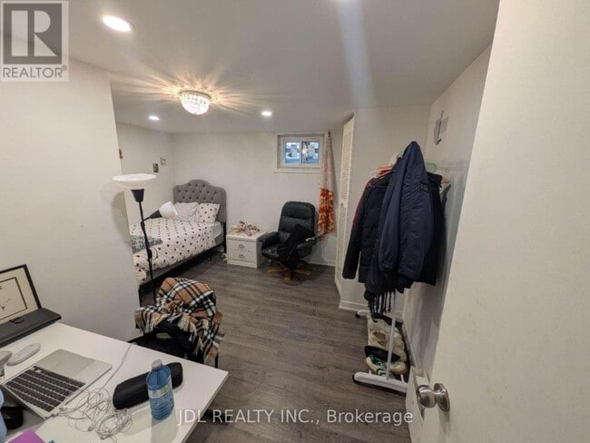 Photo - 345 Centre St E