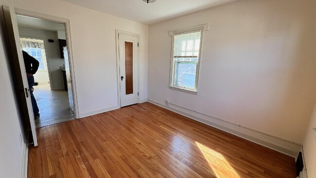 Building Photo - 3123 Atwood Ave Unit 3123 Atwood Ave Apt #1