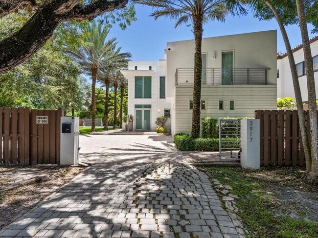 Building Photo - 3917 S Le Jeune Rd