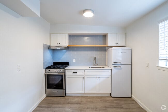 1BR, 1BA - 450SF - Kitchen