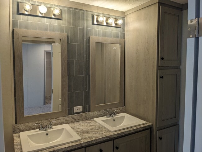 Photo - 10340 Midland Rd