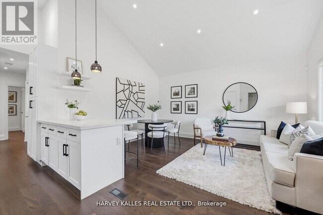 Photo - 568 Northcliffe Blvd