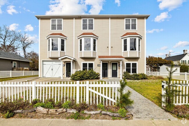 Building Photo - Newly Renovated Townhome