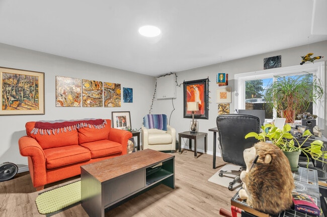 Photo - 34 Victoria Rd N Unit Lower