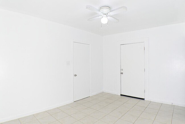 Photo - 3040-3042 Douglas Ave Unit 3042 Douglas Ave
