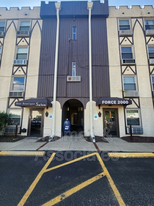 Building Photo - 4012 Dupont Cir Unit 310 Rental