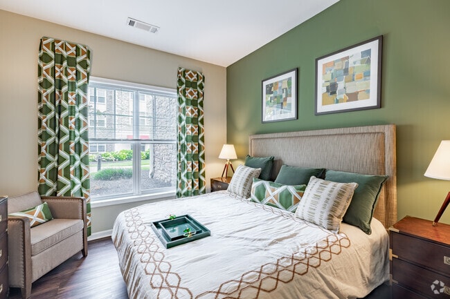 2BD, 2BA - 1000SF - Bedroom