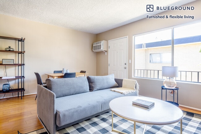 Photo - 14355 Huston St Unidad FL2-ID461