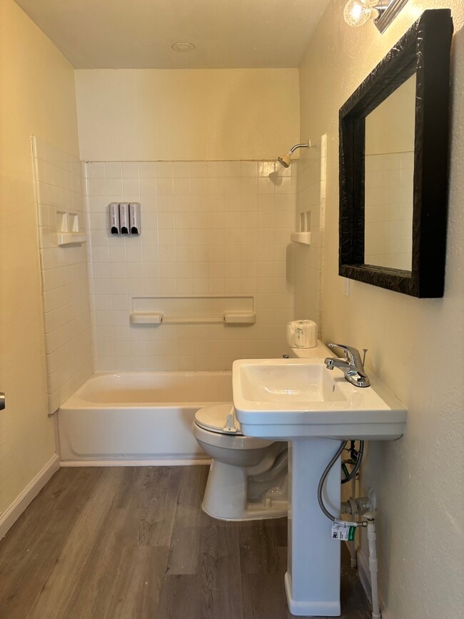 Photo - 2225 W Olmos Dr Unidad 2