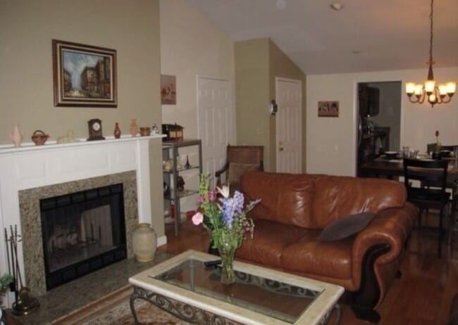 Photo - 28 Essex Green Ln Unidad D