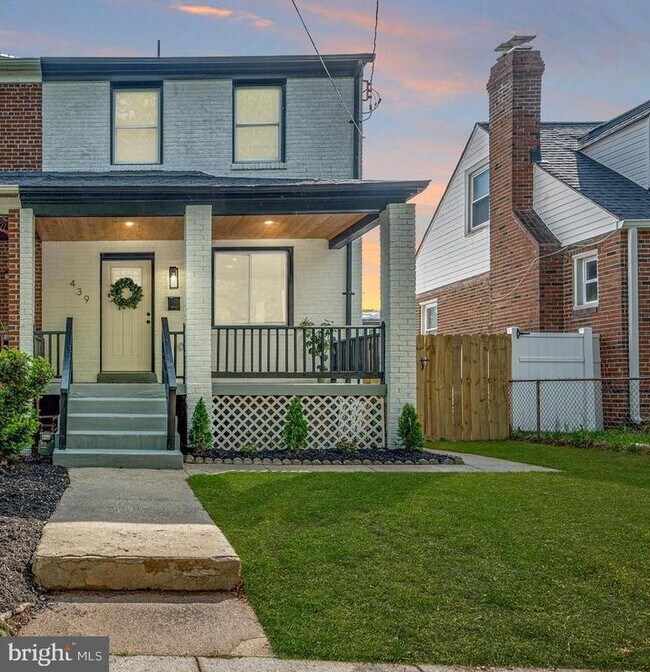 Photo - 439 Newcomb St SE