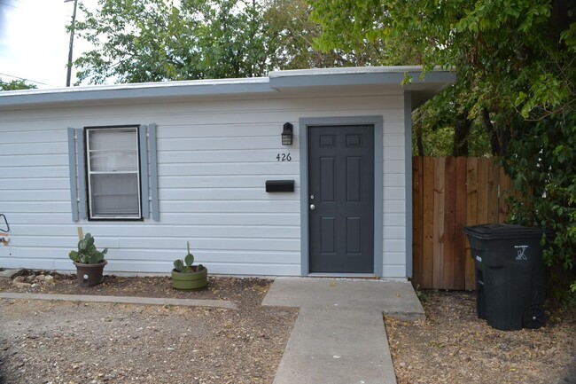 **NEWLY REMODELED DUPLEX 1 BD/ 1BTH** CALL... - **NEWLY REMODELED DUPLEX 1 BD/ 1BTH** CALL... Casa