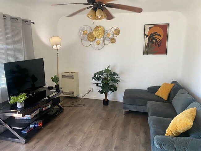 Photo - 3519 E 8th St