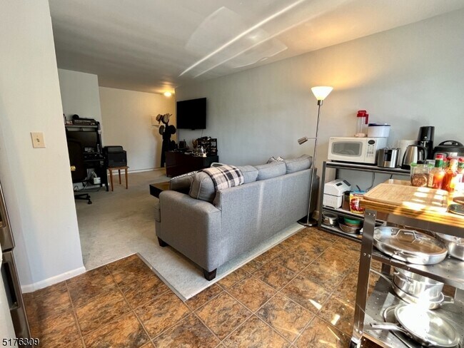 6 Hillside Ave Unit 2D