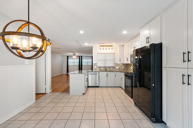 Photo - 5110 Hialeah Dr