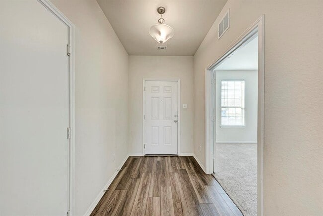 Photo - 201 Pivot Dr